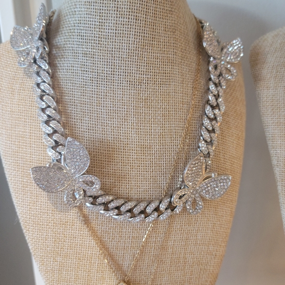 Bling butterfly necklace - Picture 3 of 3